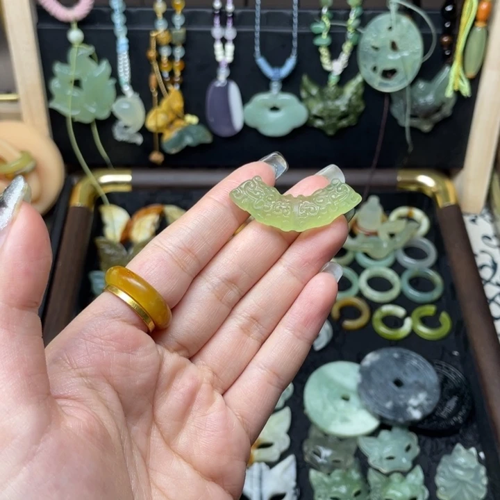 蛇纹石玉未镶嵌颈饰玉恒