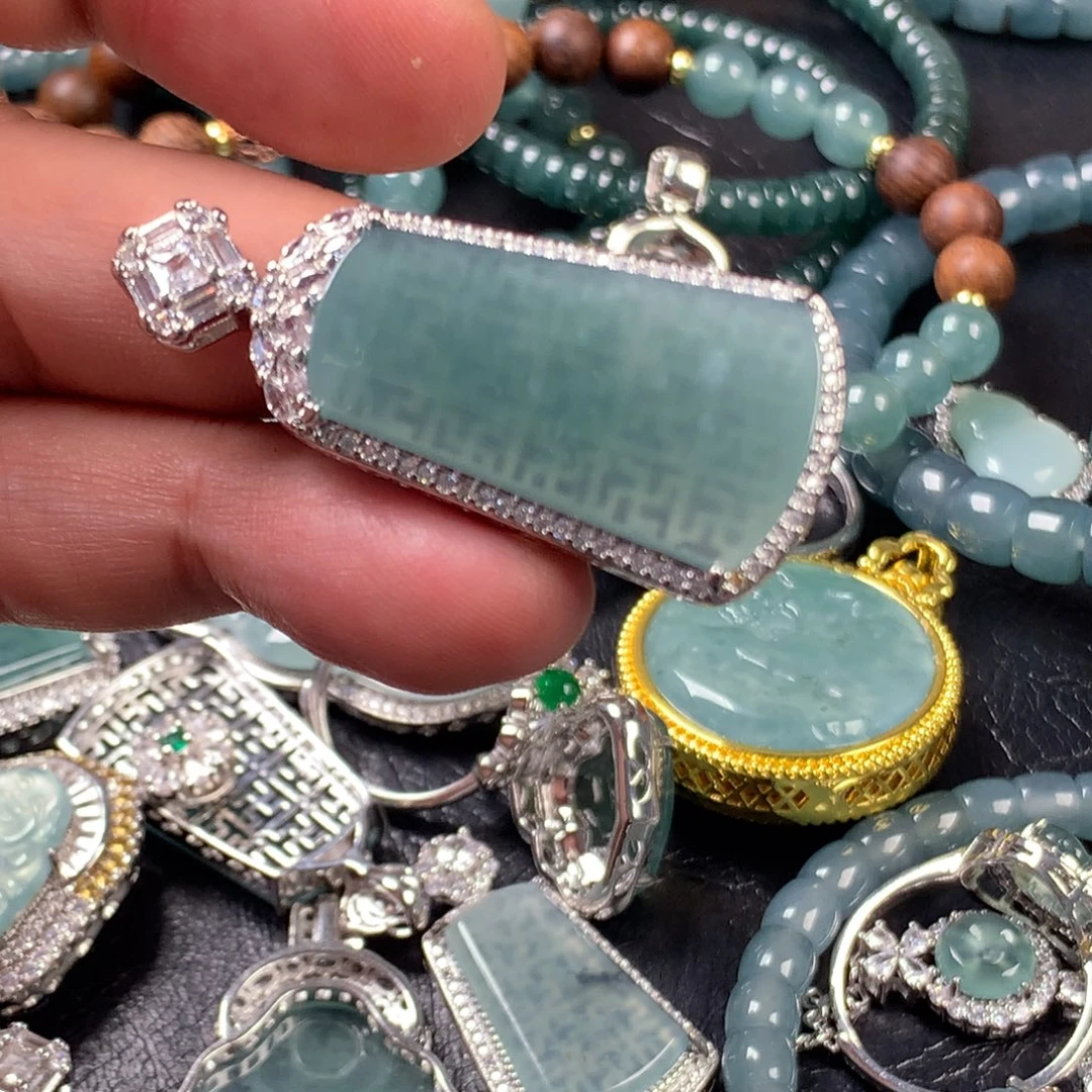 翡翠未镶嵌颈饰大无事牌