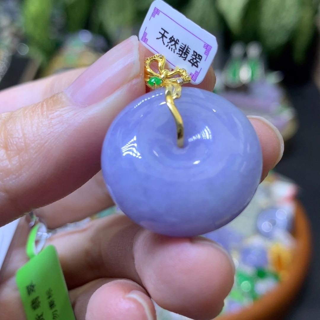 颈饰18K金镶嵌翡翠