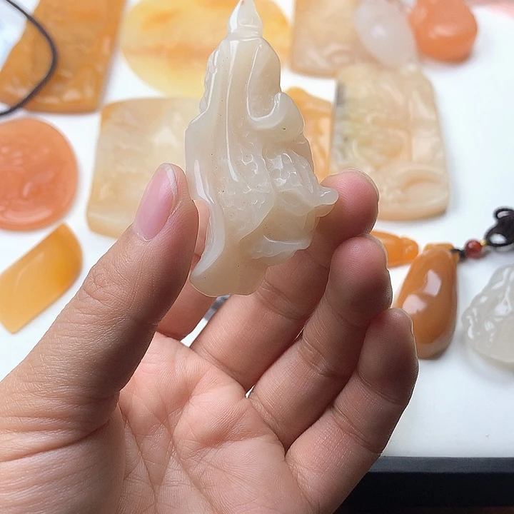 未镶嵌石英质玉（黄龙玉）手镯