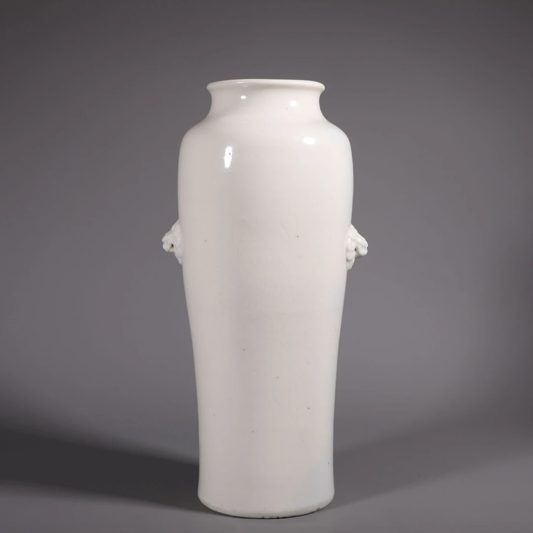 LOT122412 十七世纪 德化窑划花花卉纹双兽耳桶瓶 古董拍卖