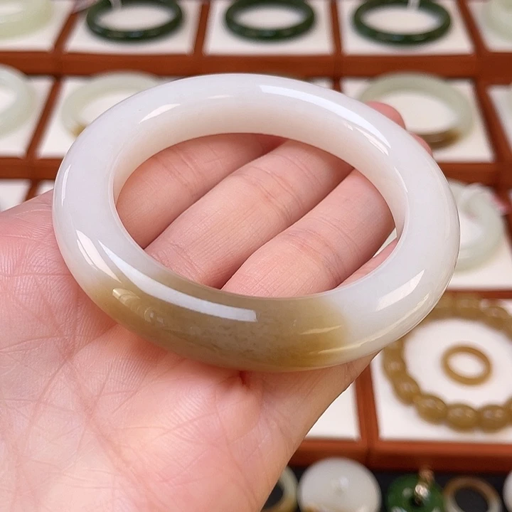 和田玉未镶嵌手镯