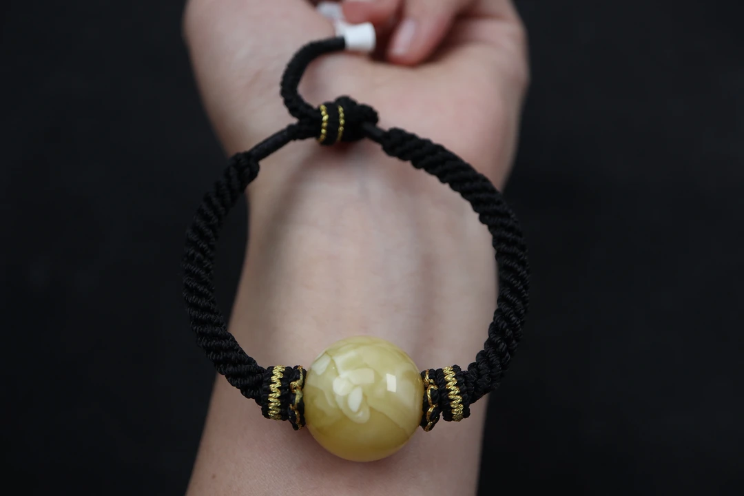 俄料白花蜡蜜蜡圆珠手绳，蜡质浓，裸重5.41g，手工编织绳