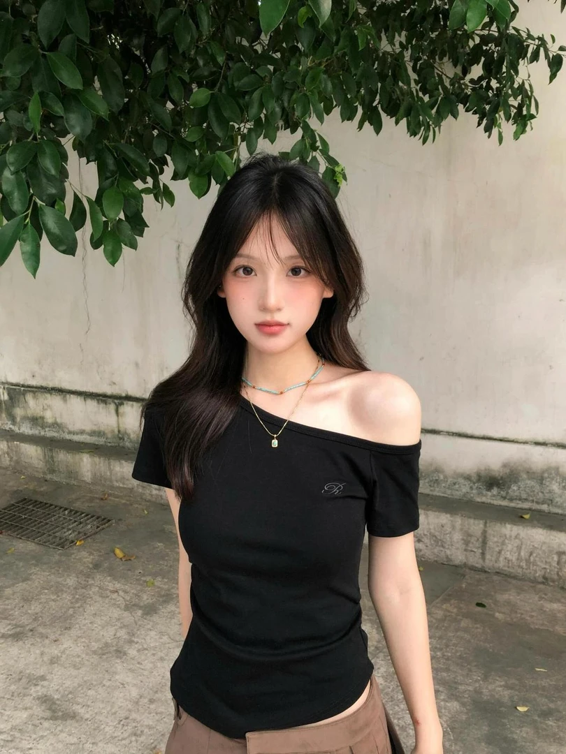 简约设计感字母斜肩短款t恤女夏季爆款修身显瘦ins辣妹风气质上衣