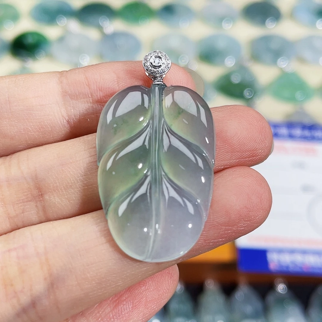 翡翠18K金镶嵌颈饰吊坠