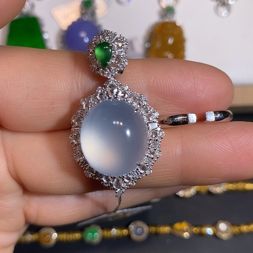 颈饰18K金镶嵌翡翠