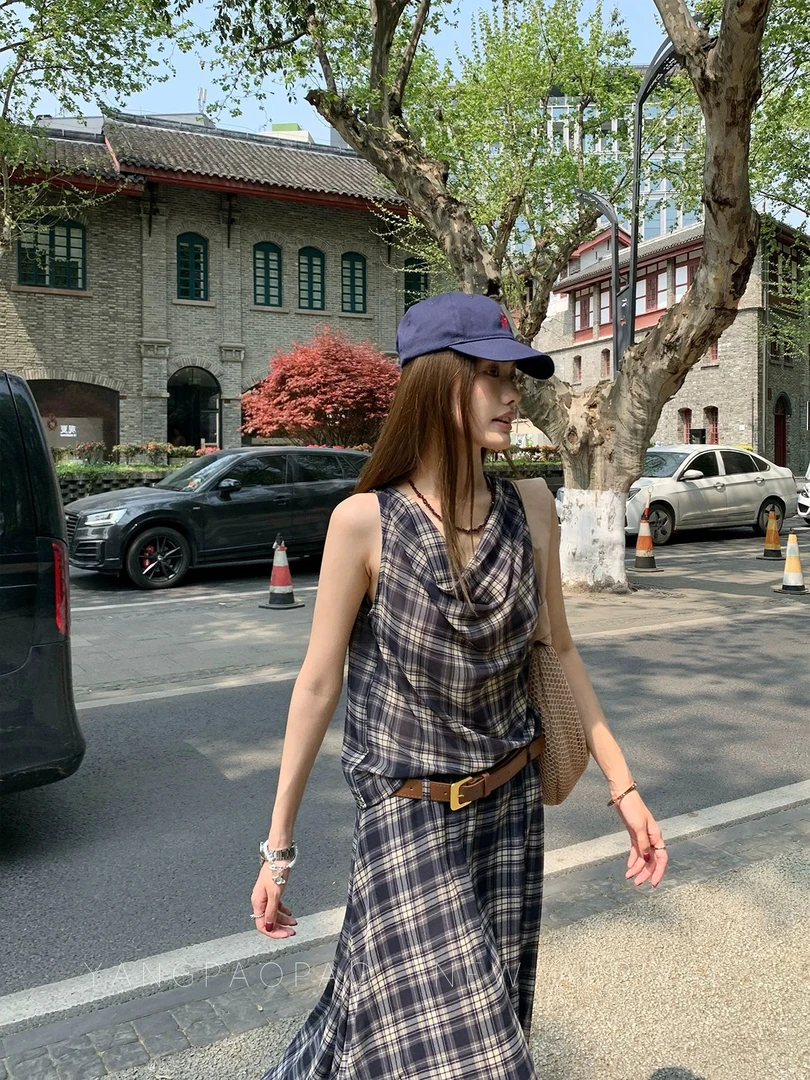 复古格纹荡领无袖吊带背心搭配高腰半身裙时尚套装
