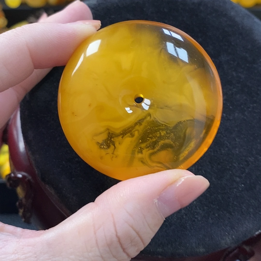 琥珀未镶嵌颈饰平安扣