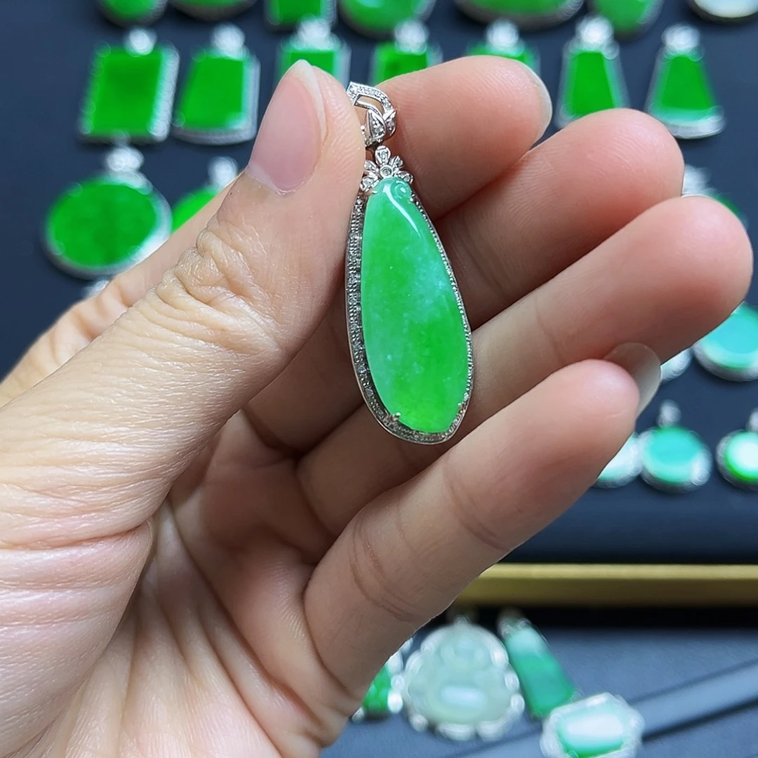 翡翠18K金镶嵌颈饰