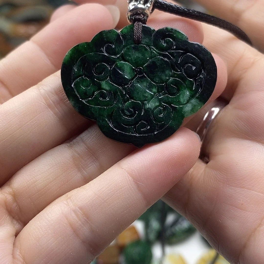 翡翠未镶嵌颈饰牌子