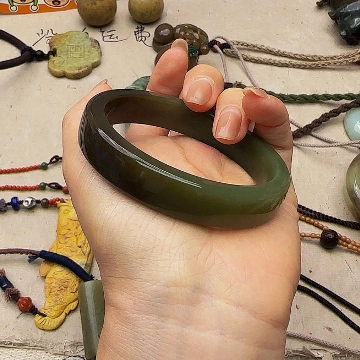 向***花和田玉（糖玉）未镶嵌手镯