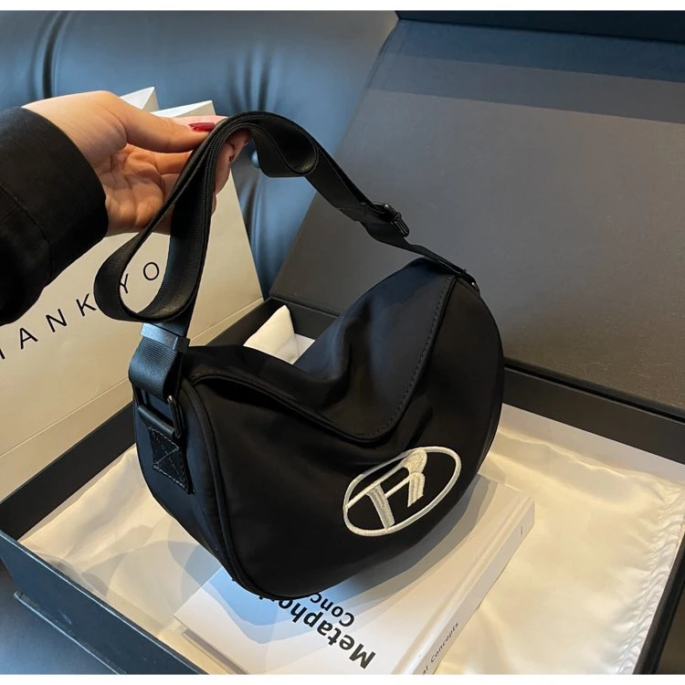 单肩斜挎牛津布刺绣休闲大容量百搭时尚女包饺子包