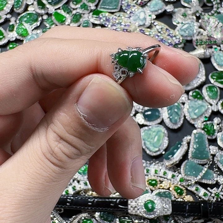 翡翠颈饰未镶嵌天然A货翡翠放漏