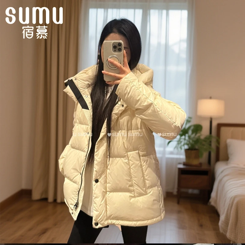 宿慕SUMU经典90白鹅绒连帽鹅绒服2025冬季11-8新款轻奢鹅绒服9056