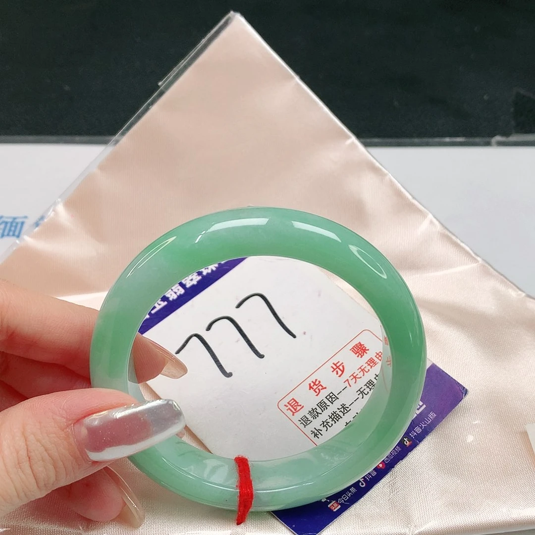 翡翠手镯未镶嵌翡翠手镯