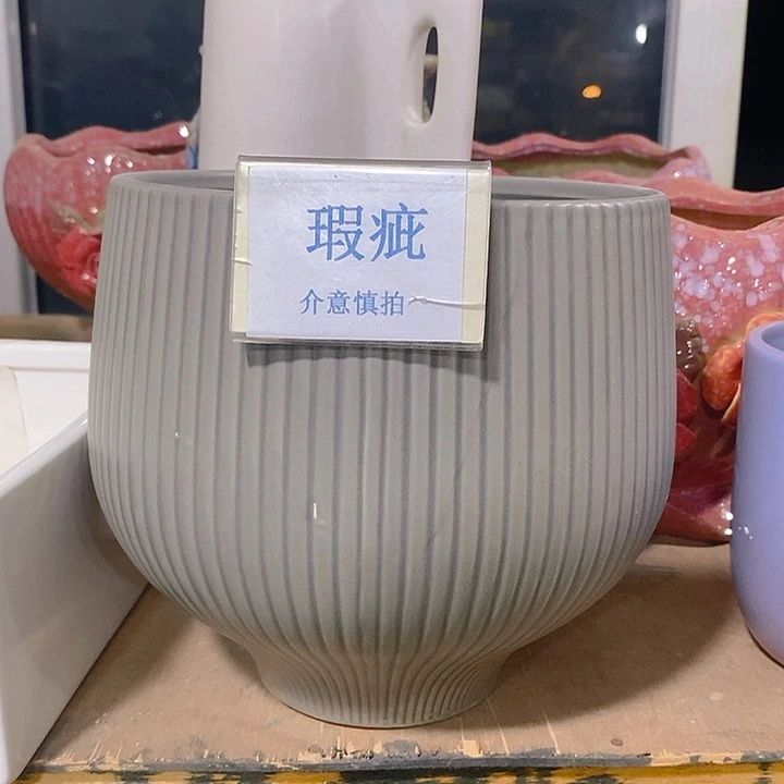 摆件多肉瑕疵盆有孔。