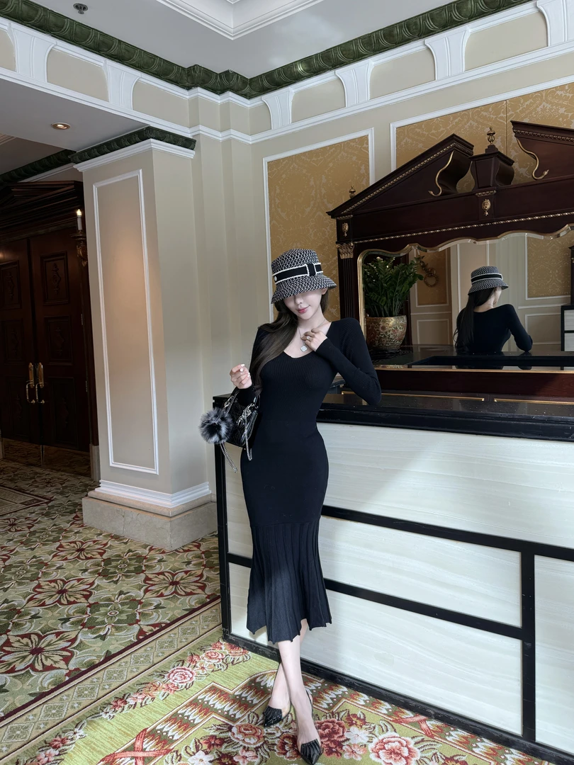 VK「皮草搭子」25冬秋新款女装气质轻奢时尚修身连衣裙