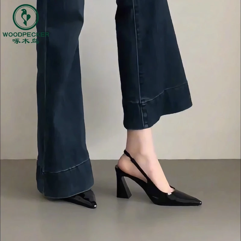 啄木鸟黑色2025夏季粗跟包头凉鞋女气质高跟鞋后绊带尖头绝美单鞋
