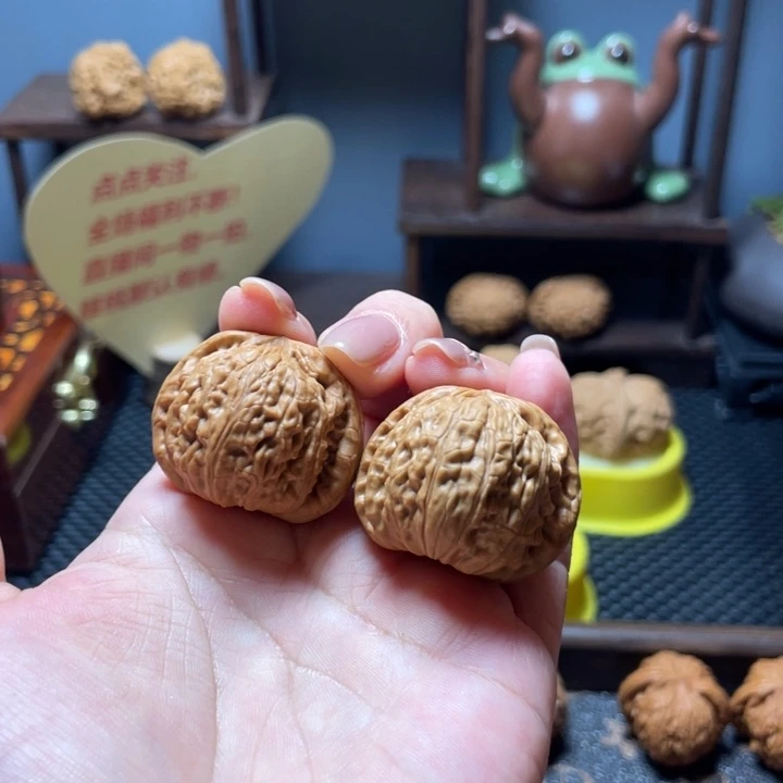 桃核把件陈*宁白狮子闪24