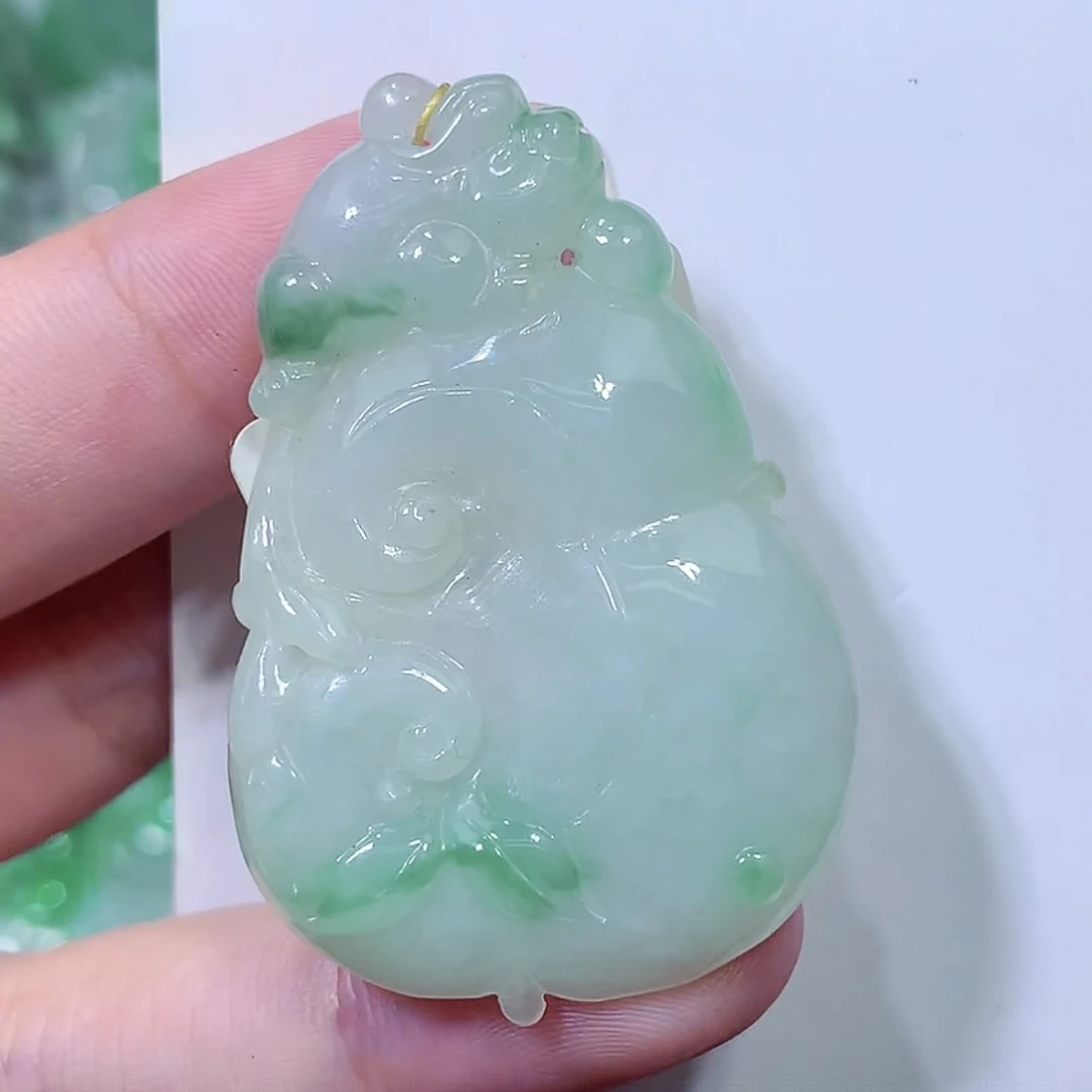 缅甸天然A货翡翠飘绿如意吊坠