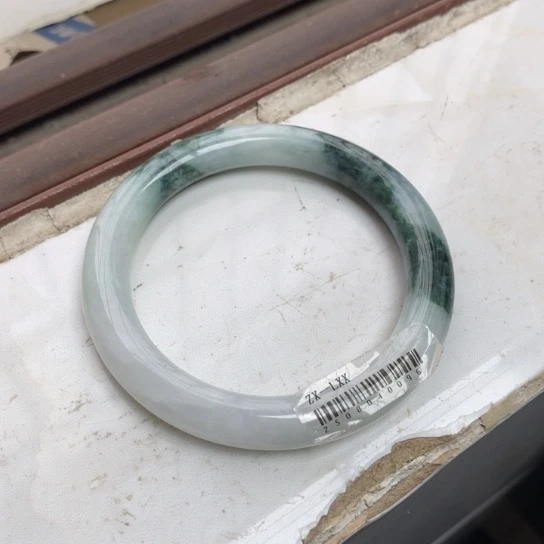 翡翠手镯未镶嵌翡翠手镯