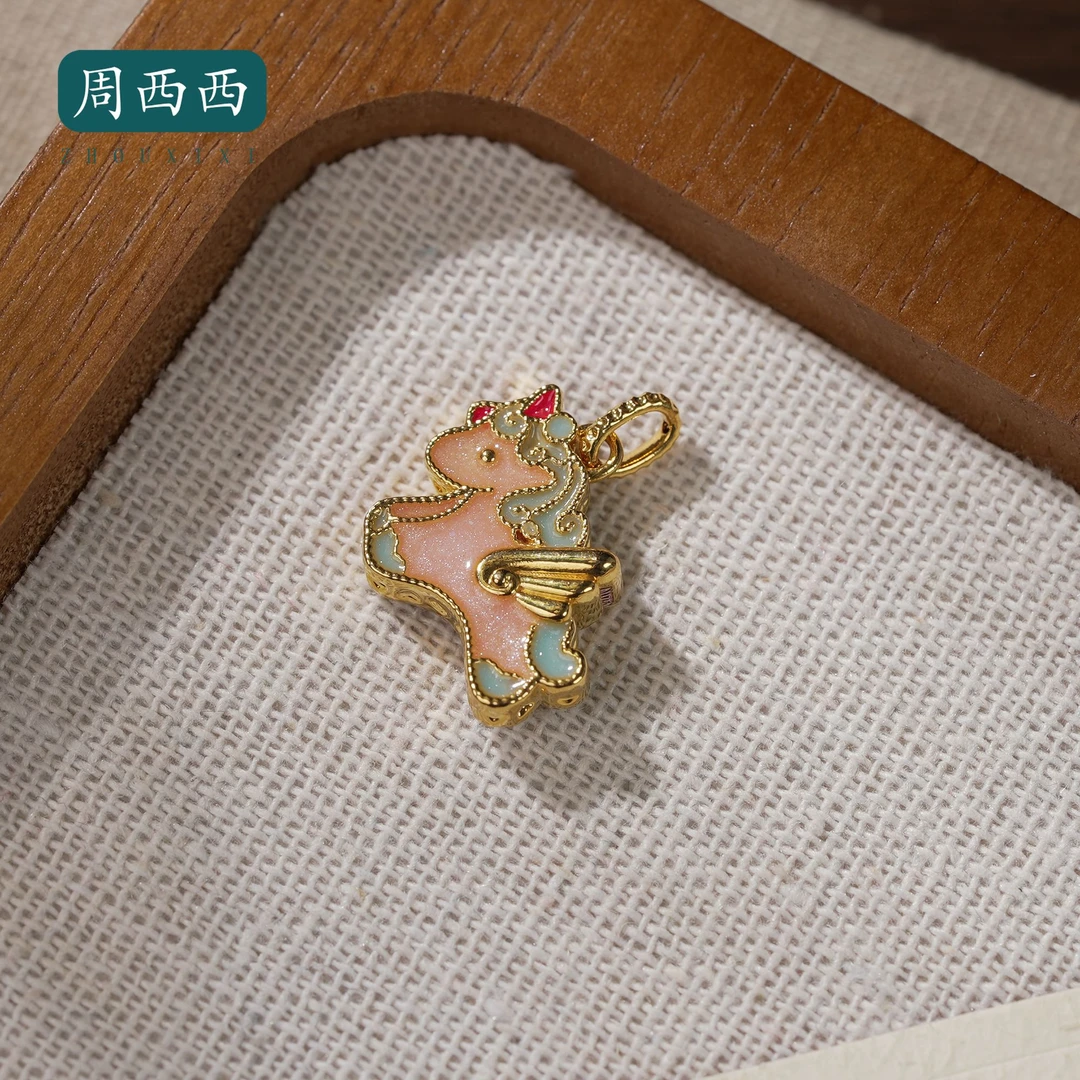 周西西精美18K小马吊坠长1.5宽1.8高0.3气质百搭多样性发货19105