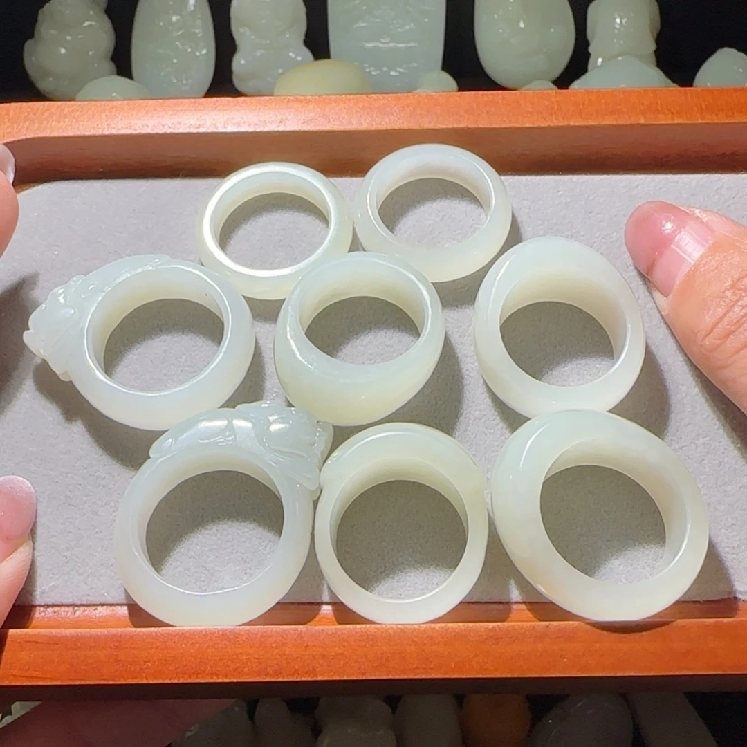 ****儿和田玉未镶嵌颈饰