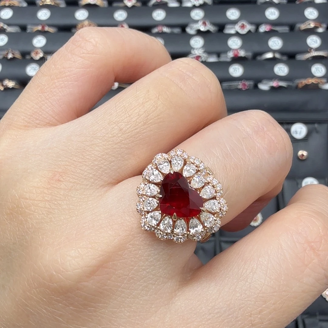 戒指红宝石18K金镶嵌轻奢豪华大桃心2.52克拉
