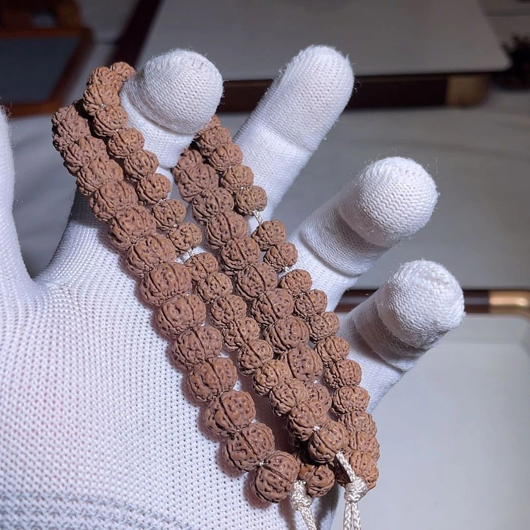 上***杉吊坠金刚菩提六瓣凹低手持