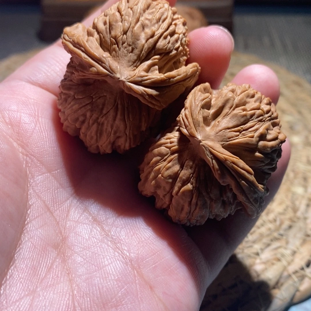 吊坠桃核白狮子半壁