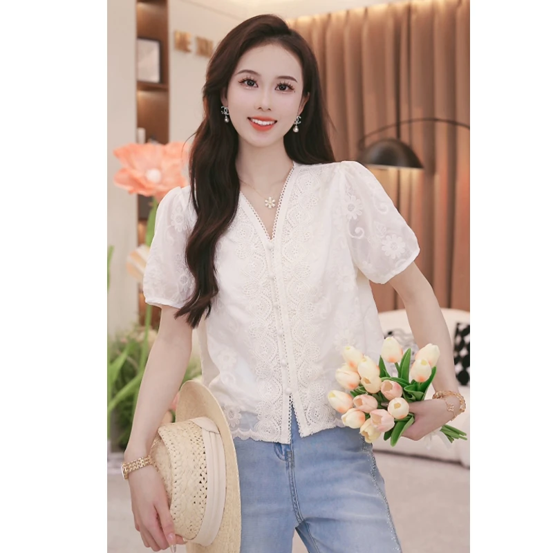 【南法假日】刺绣拼接设计感v领上衣2025夏季百搭显瘦气质衬衫短袖