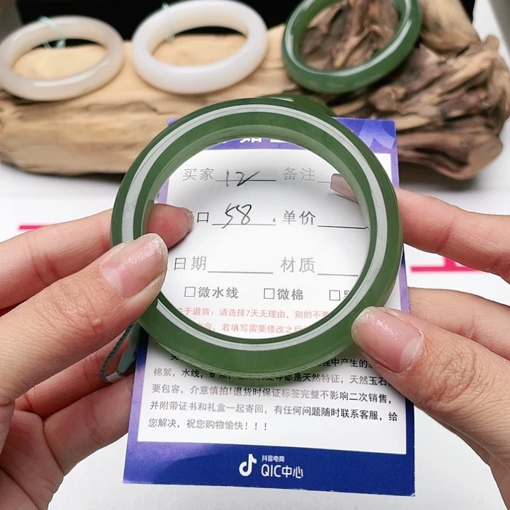 和田玉手镯未镶嵌浪***?