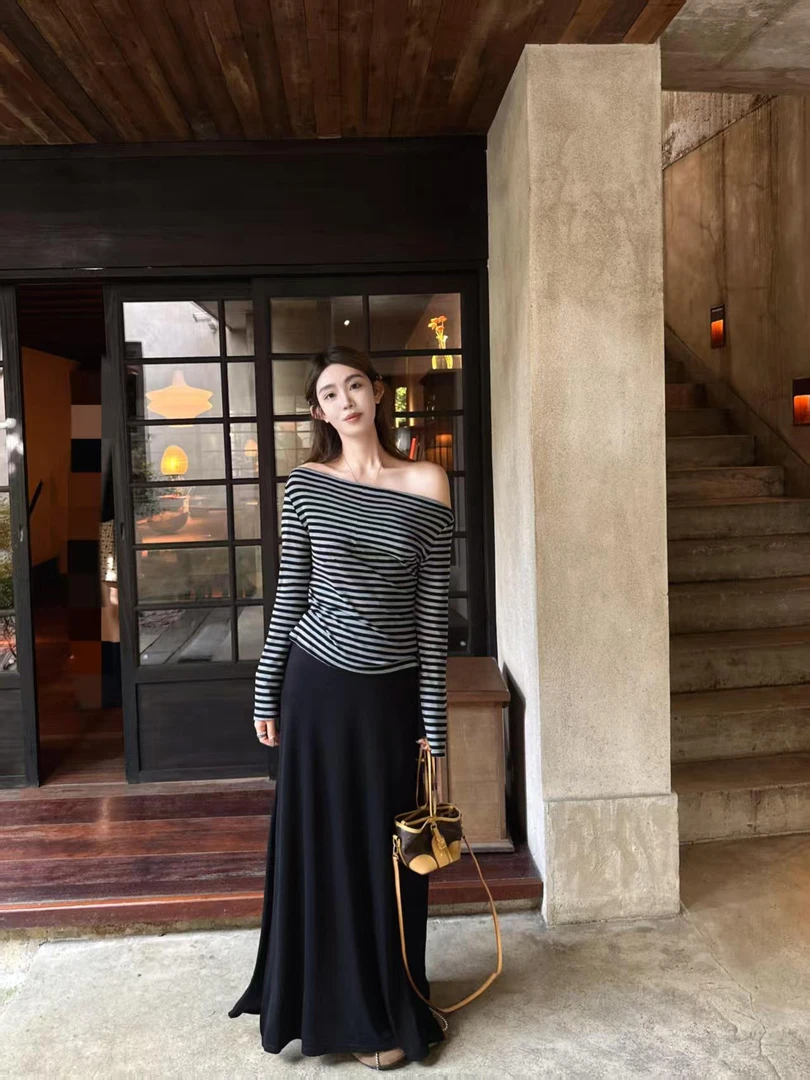 性感风韩版条纹小众长袖宽松设计感斜领T恤黑色半身裙气质套装