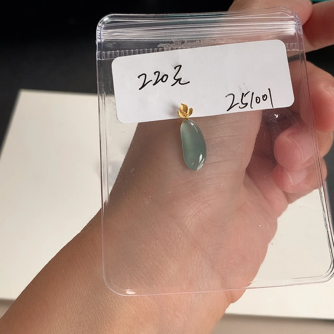 翡翠18K金镶嵌颈饰瓜