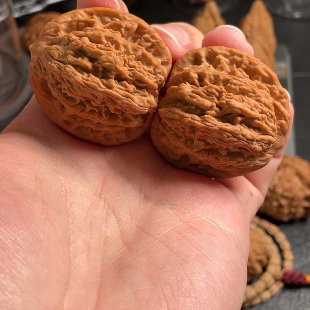 文玩核桃吊坠虎头