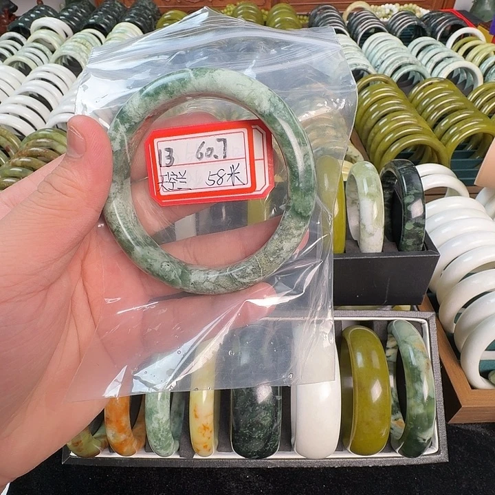 蛇纹石玉未镶嵌手镯