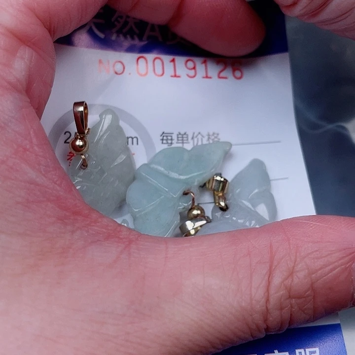 翡翠未镶嵌吊坠(赠链)