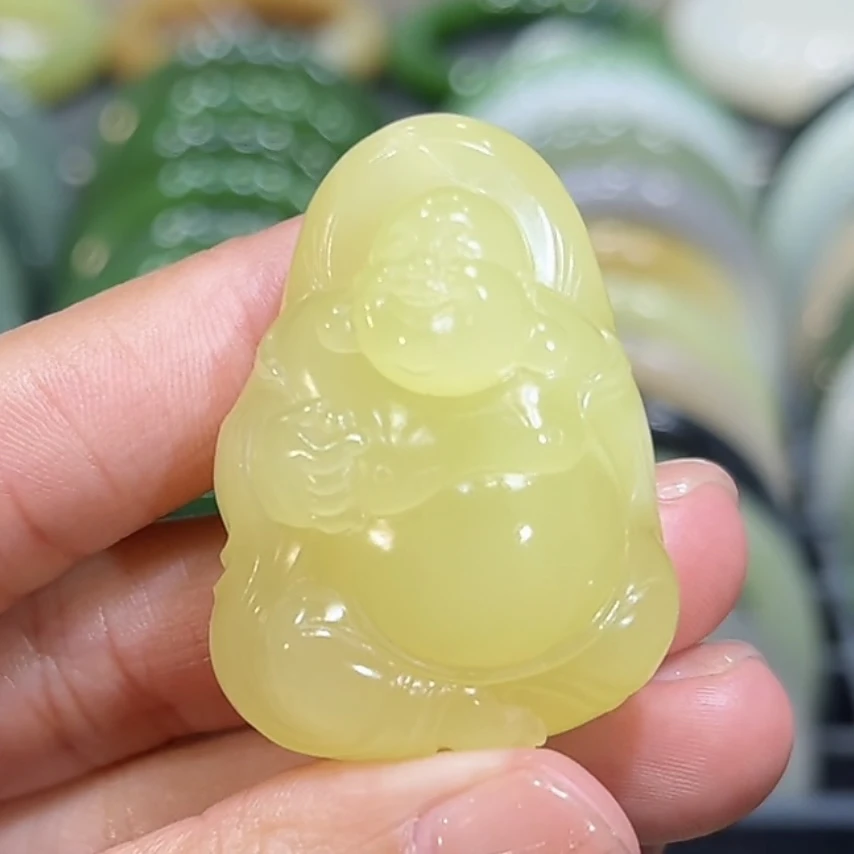 超细料！新疆和田玉起荧光若羌黄口佛公吊坠