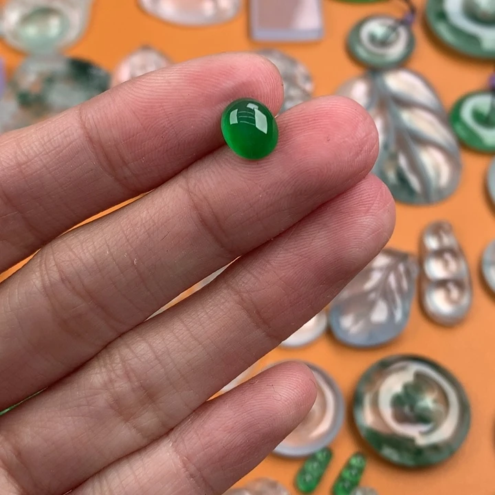 翡翠挂件未镶嵌…..