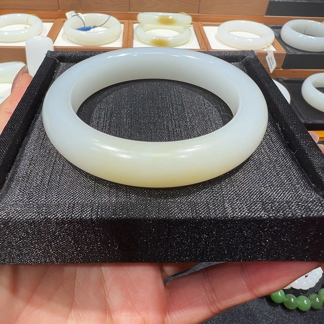 和田玉未镶嵌手镯