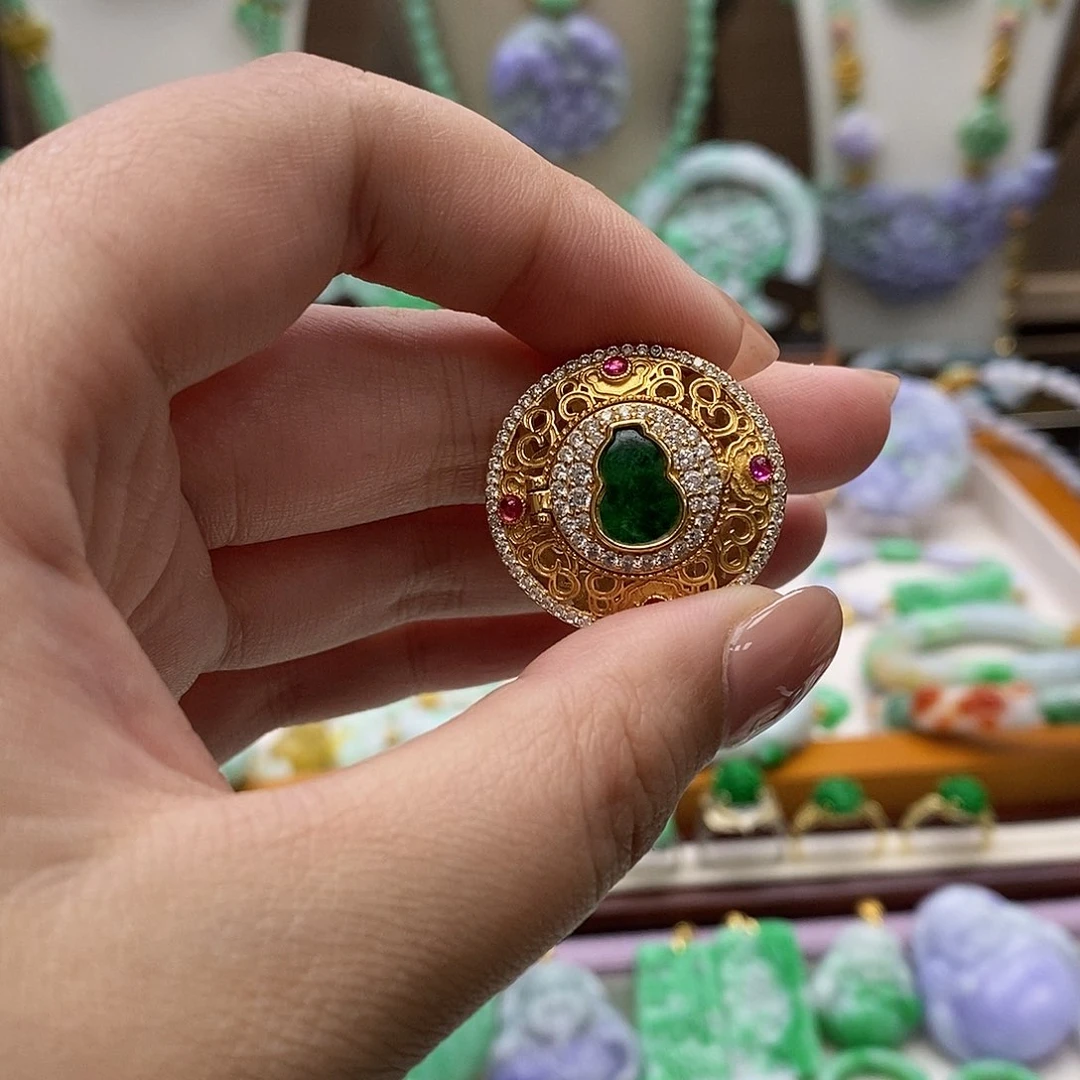 颈饰未镶嵌翡翠戒指