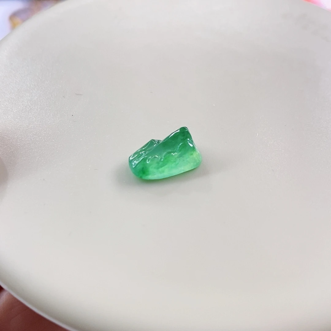 散珠翡翠绿随青山