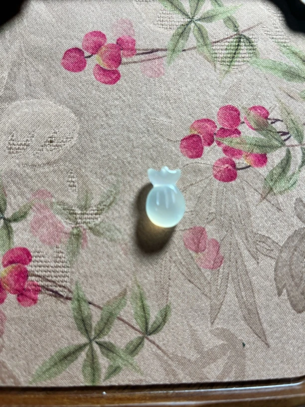 岫玉手工雕刻小钱袋