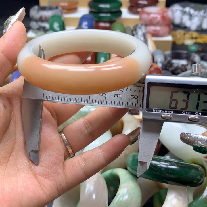 未镶嵌手镯石英质玉