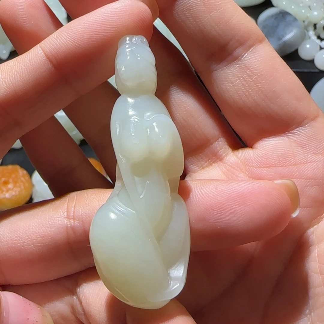 卢***颈饰未镶嵌和田玉