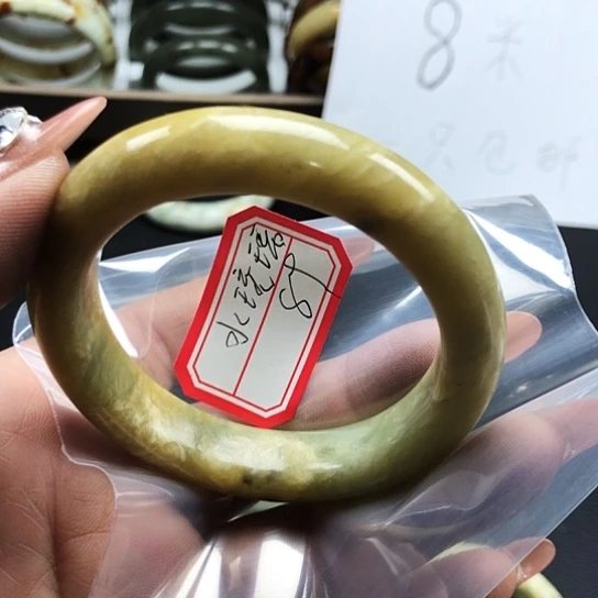 蛇纹石玉手镯未镶嵌?**璃