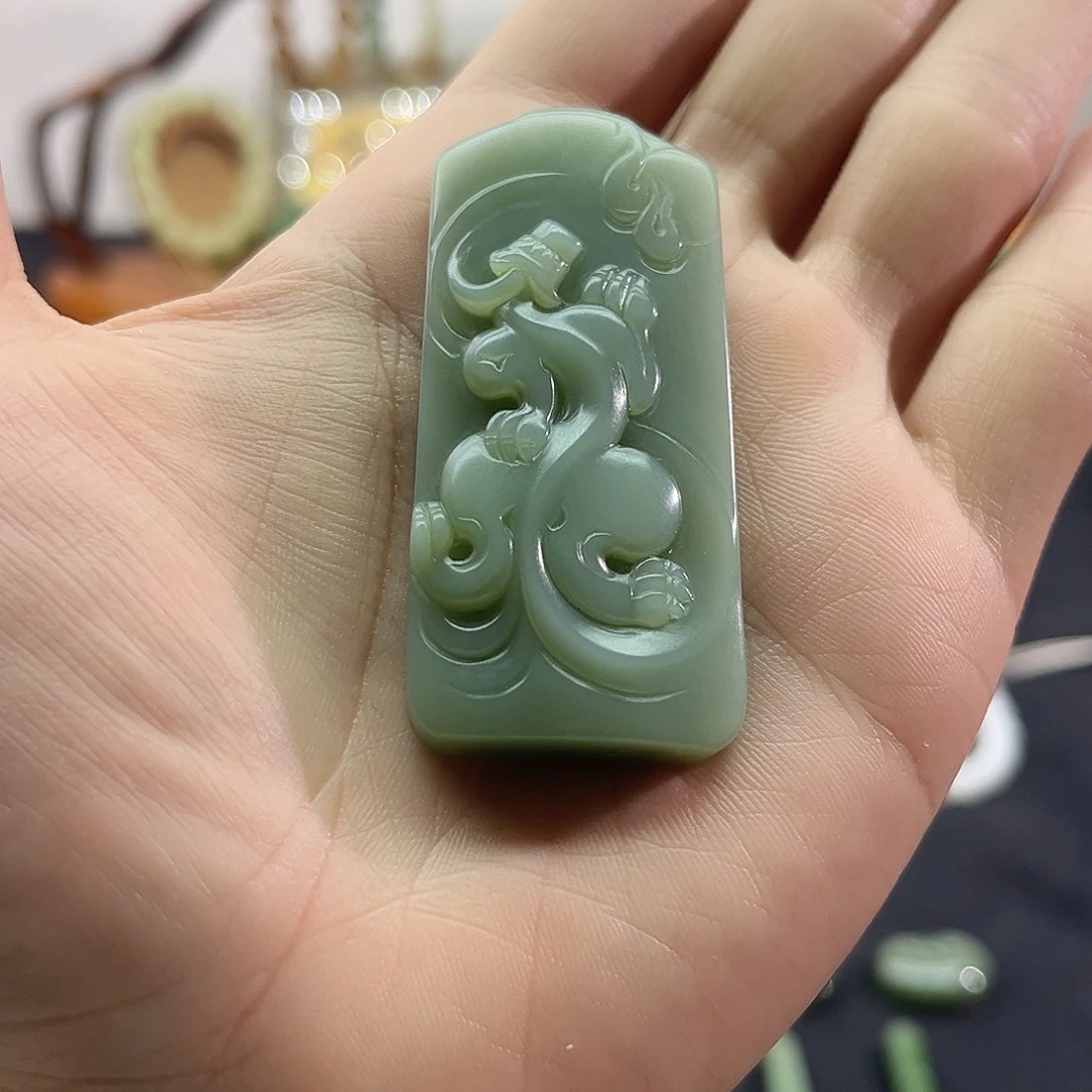 和田玉未镶嵌颈饰俄碧-粉青吊坠-龙牌