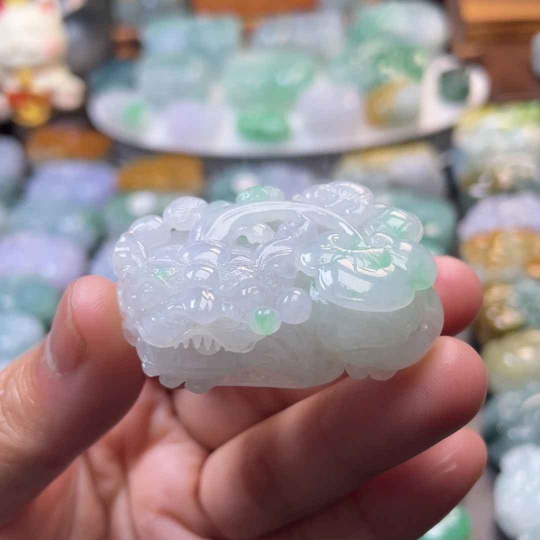 翡翠未镶嵌颈饰貔貅