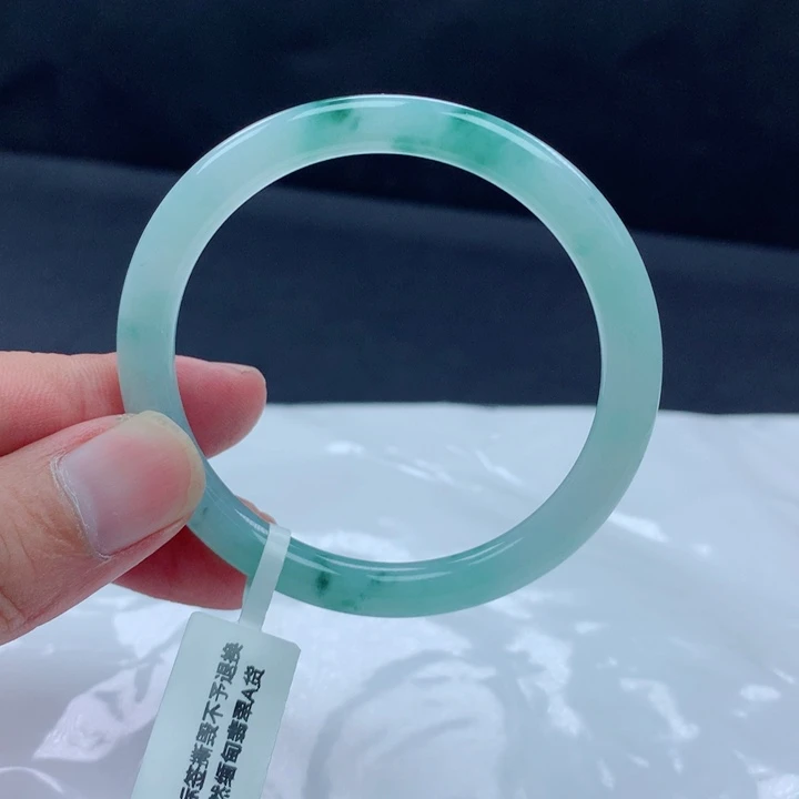 翡翠手镯未镶嵌54飘花