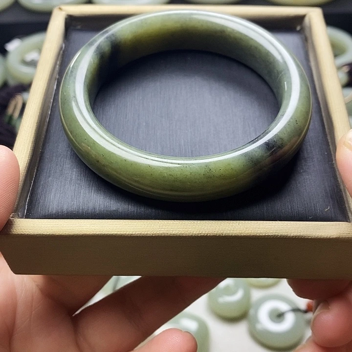 和田玉未镶嵌手镯